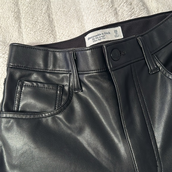 Abercrombie & Fitch Curve Love Vegan Leather 90s Straight Pant - Picture 3 of 6